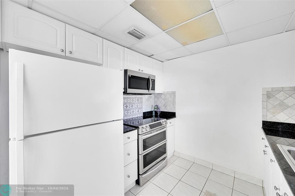 For Sale: $449,900 (2 beds, 1 baths, 1355 Square Feet)