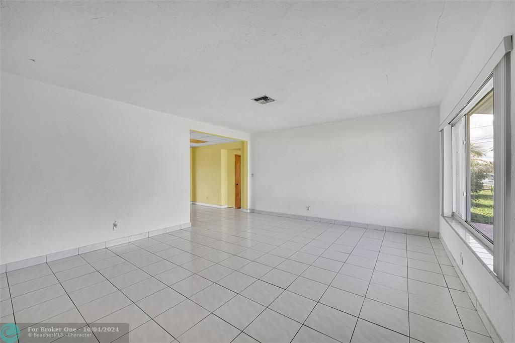 For Sale: $449,900 (2 beds, 1 baths, 1355 Square Feet)