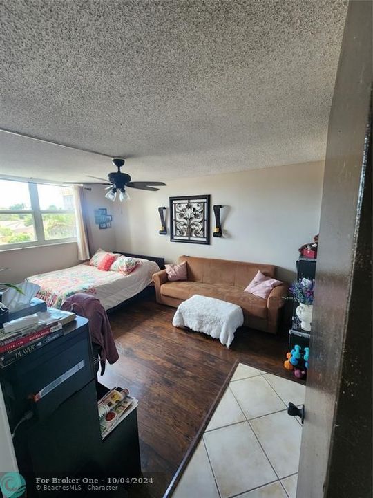 For Sale: $190,000 (1 beds, 1 baths, 940 Square Feet)