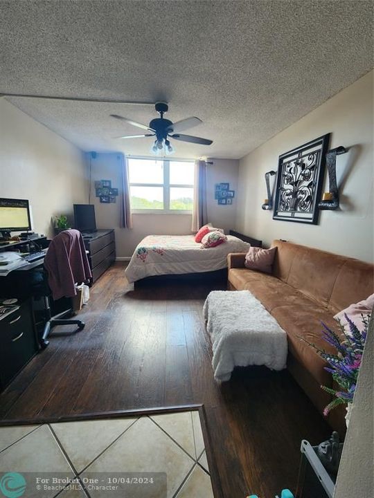 For Sale: $190,000 (1 beds, 1 baths, 940 Square Feet)