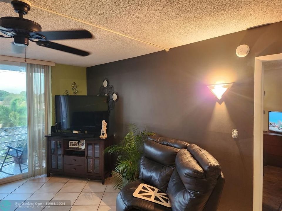 For Sale: $190,000 (1 beds, 1 baths, 940 Square Feet)