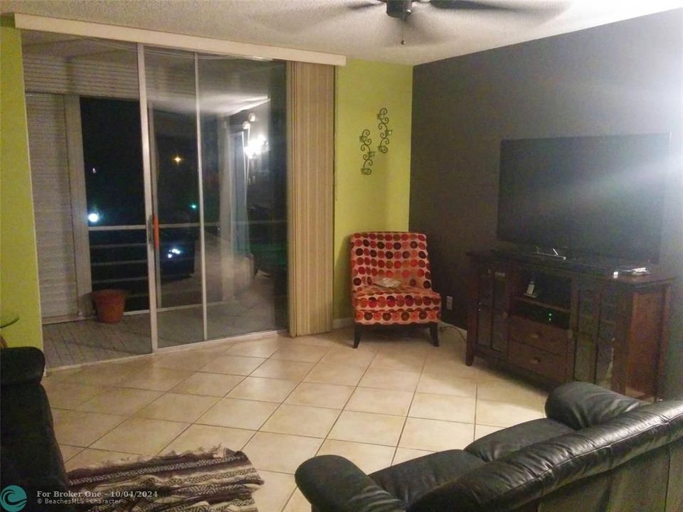 For Sale: $190,000 (1 beds, 1 baths, 940 Square Feet)