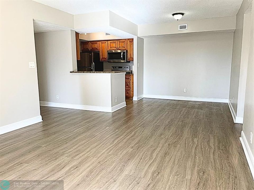 For Rent: $2,200 (2 beds, 2 baths, 1140 Square Feet)