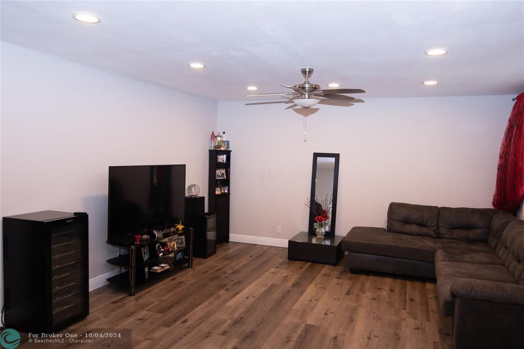 For Sale: $259,000 (2 beds, 1 baths, 900 Square Feet)