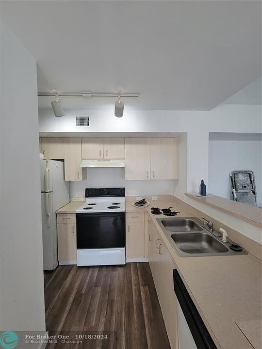 For Rent: $2,600 (3 beds, 2 baths, 1282 Square Feet)