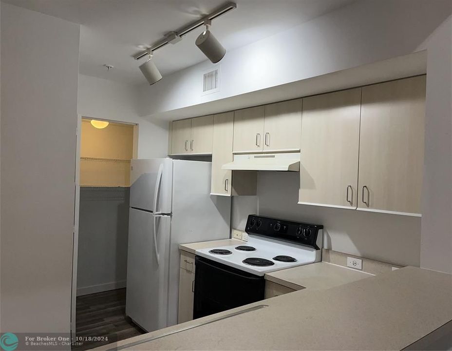 For Rent: $2,600 (3 beds, 2 baths, 1282 Square Feet)