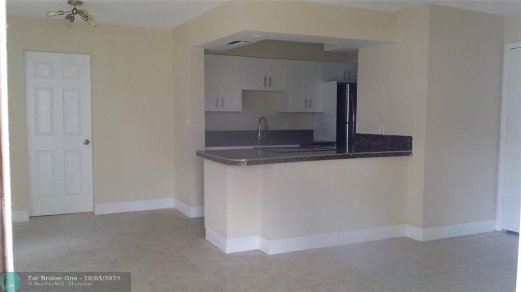 For Rent: $2,100 (2 beds, 1 baths, 800 Square Feet)