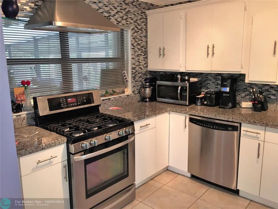 For Sale: $426,500 (2 beds, 1 baths, 998 Square Feet)