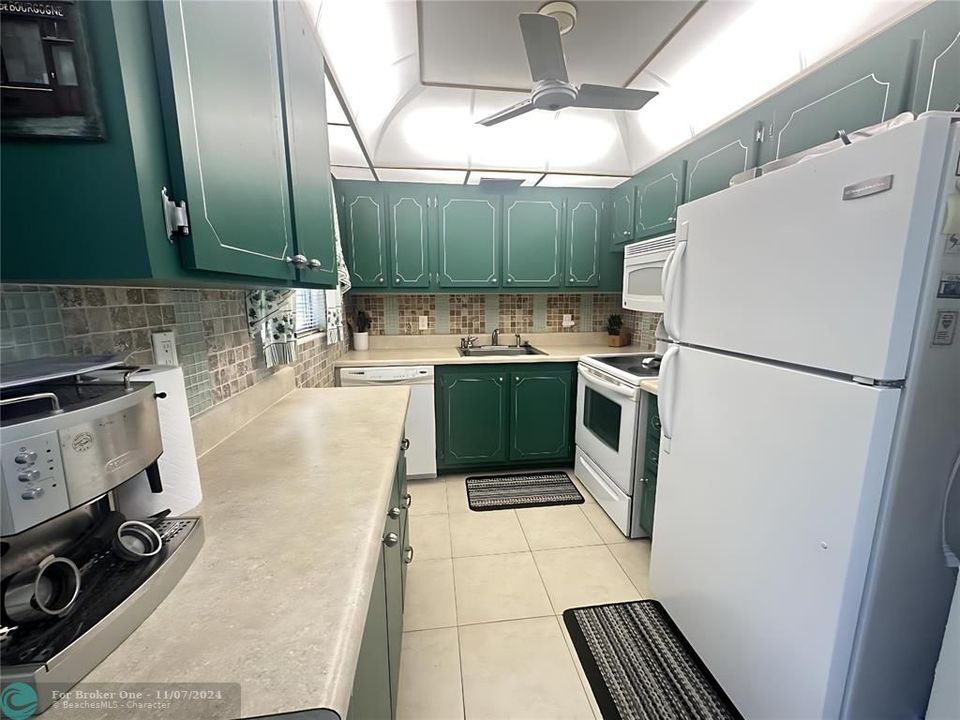 For Rent: $3,000 (2 beds, 1 baths, 828 Square Feet)