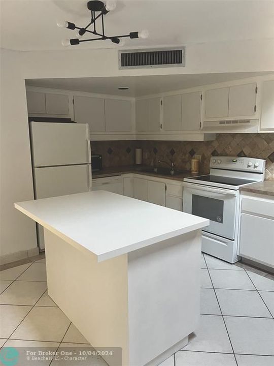 For Rent: $1,990 (1 beds, 2 baths, 950 Square Feet)