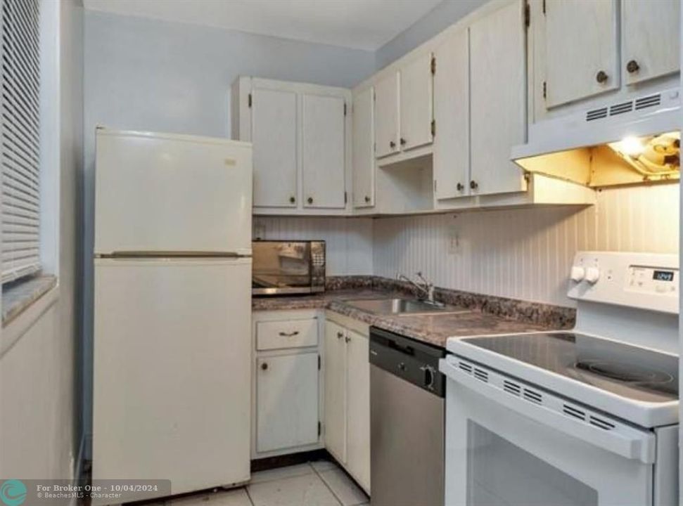 For Rent: $2,200 (2 beds, 2 baths, 760 Square Feet)