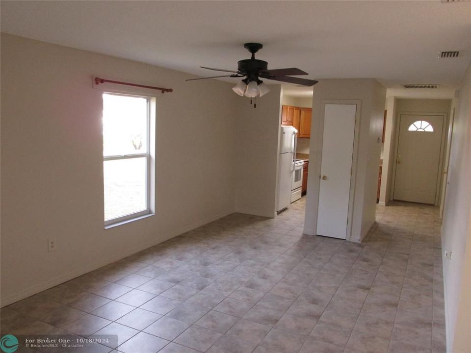 For Sale: $225,000 (3 beds, 1 baths, 948 Square Feet)