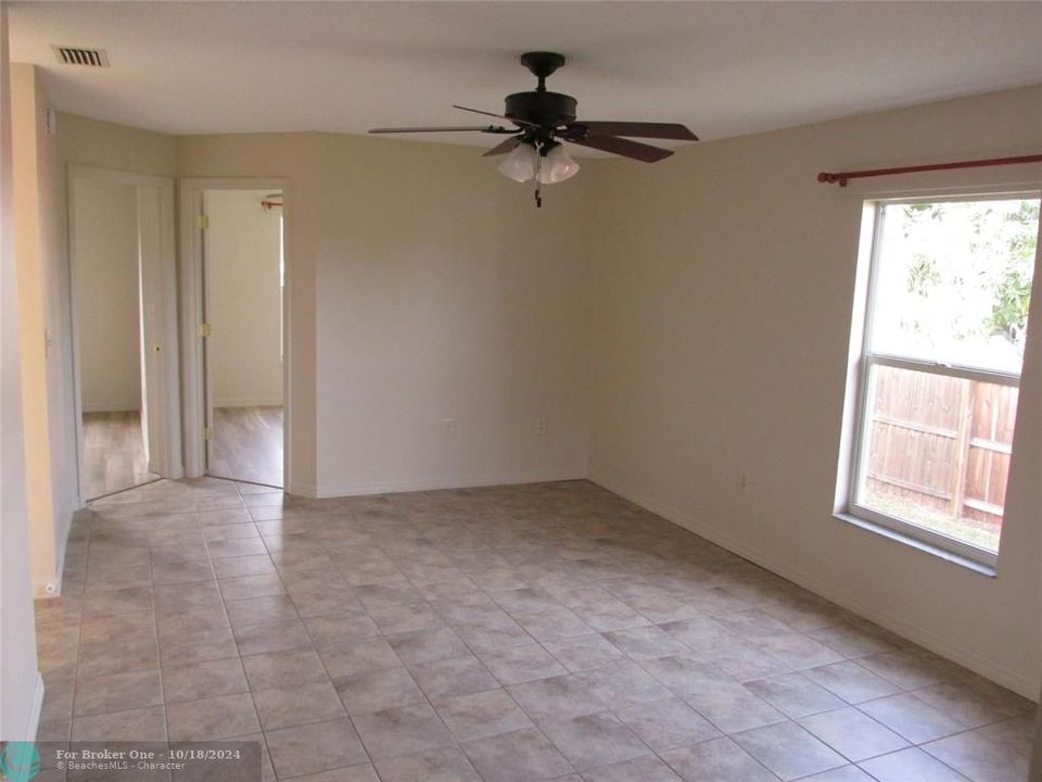 For Sale: $225,000 (3 beds, 1 baths, 948 Square Feet)