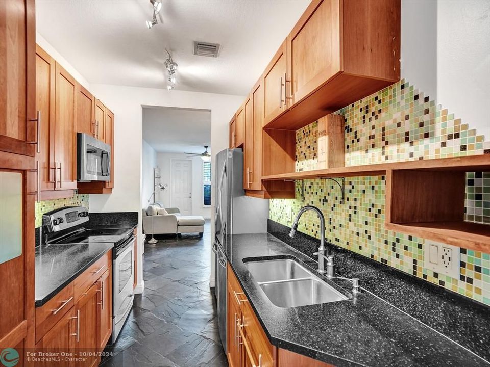 For Rent: $2,050 (1 beds, 1 baths, 762 Square Feet)