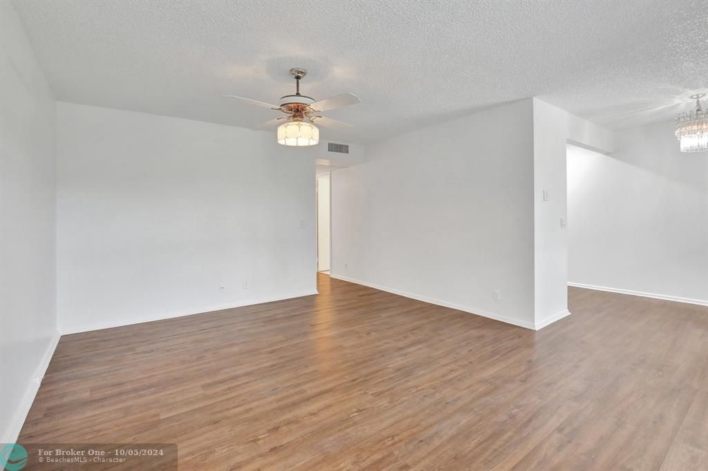 For Sale: $180,000 (2 beds, 1 baths, 953 Square Feet)