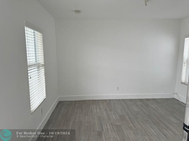 For Sale: $1,900 (1 beds, 1 baths, 400 Square Feet)