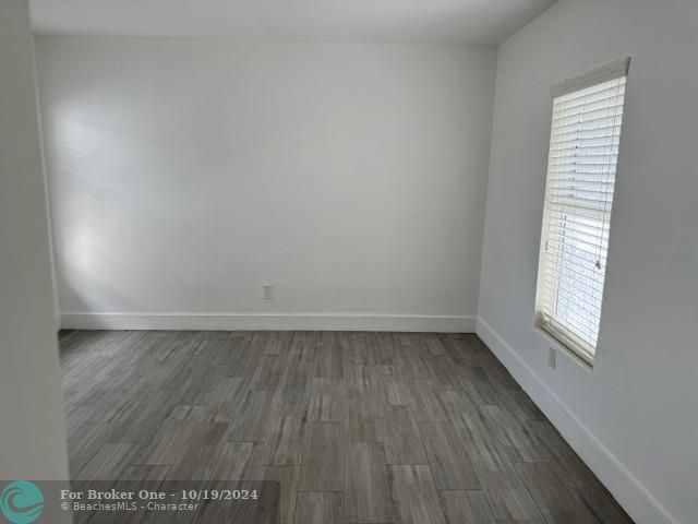 For Sale: $1,900 (1 beds, 1 baths, 400 Square Feet)