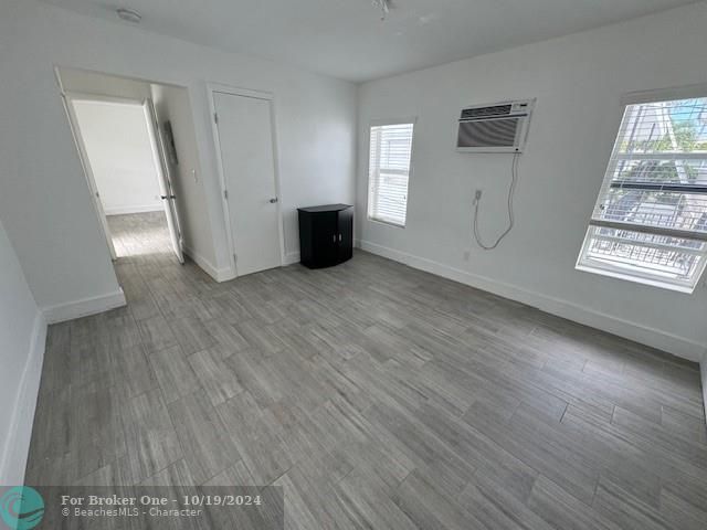 For Sale: $1,900 (1 beds, 1 baths, 400 Square Feet)