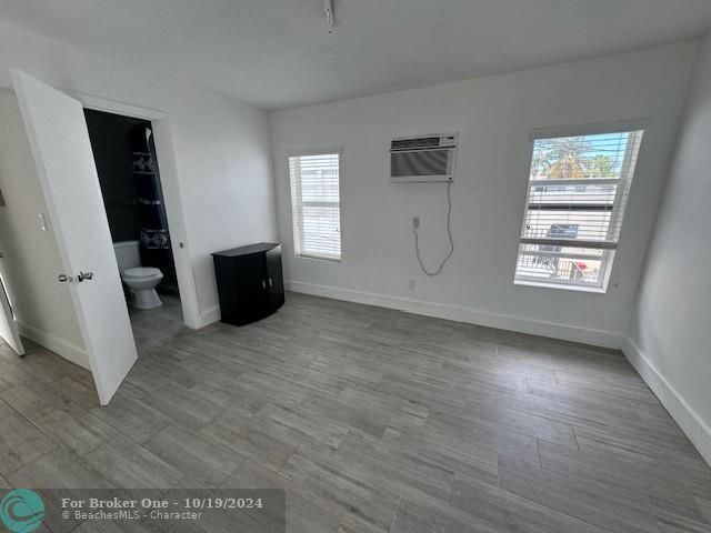 For Sale: $1,900 (1 beds, 1 baths, 400 Square Feet)