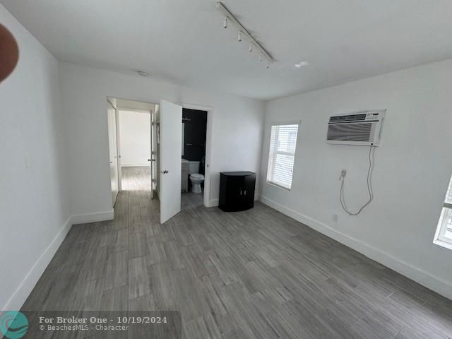 For Sale: $1,900 (1 beds, 1 baths, 400 Square Feet)