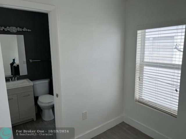 For Sale: $1,900 (1 beds, 1 baths, 400 Square Feet)