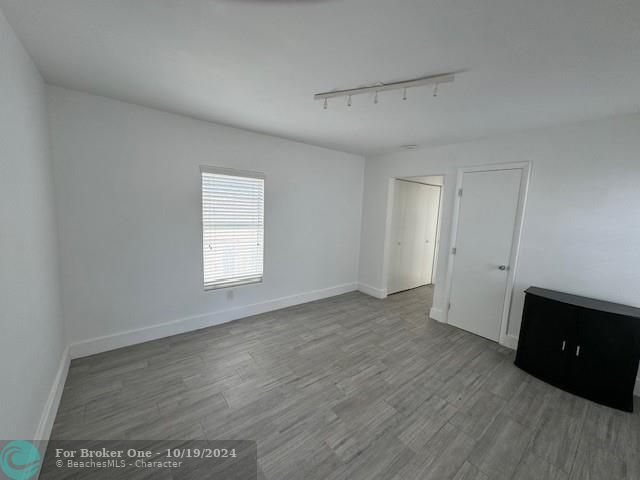 For Sale: $1,900 (1 beds, 1 baths, 400 Square Feet)