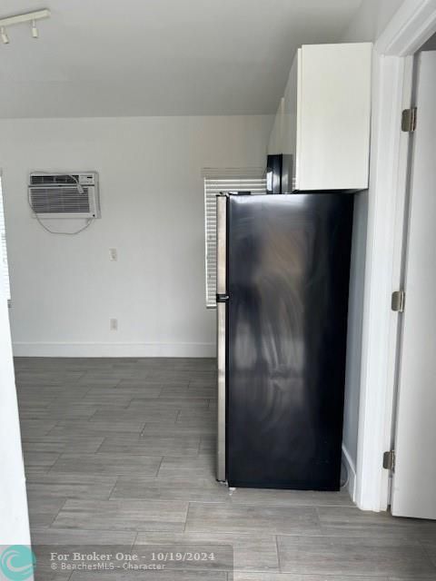 For Sale: $1,900 (1 beds, 1 baths, 400 Square Feet)