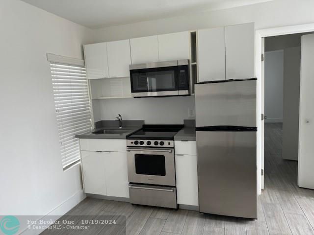 For Sale: $1,900 (1 beds, 1 baths, 400 Square Feet)