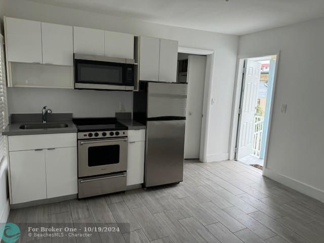 For Sale: $1,900 (1 beds, 1 baths, 400 Square Feet)