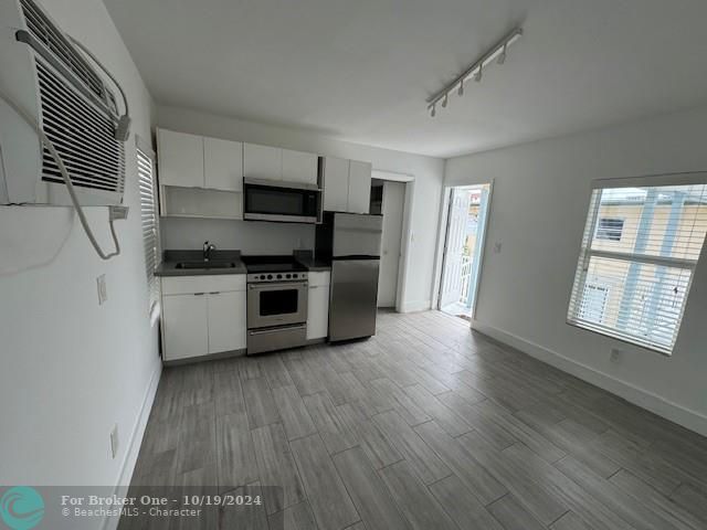 For Sale: $1,900 (1 beds, 1 baths, 400 Square Feet)