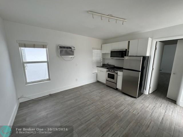 For Sale: $1,900 (1 beds, 1 baths, 400 Square Feet)