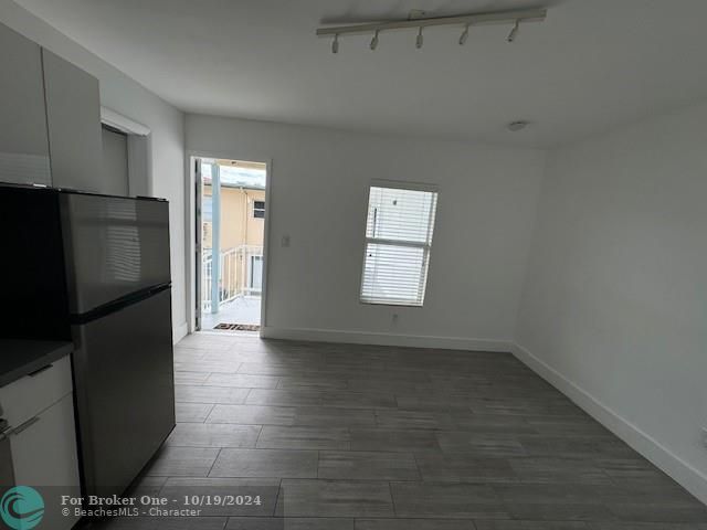 For Sale: $1,900 (1 beds, 1 baths, 400 Square Feet)