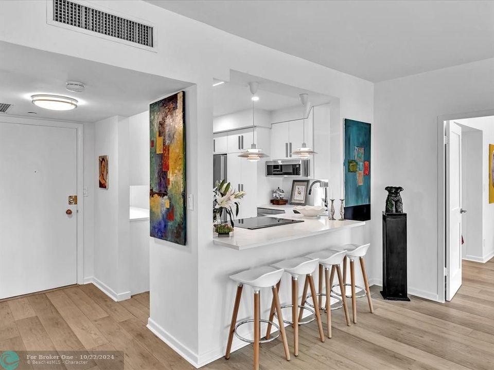 For Sale: $735,000 (1 beds, 1 baths, 910 Square Feet)