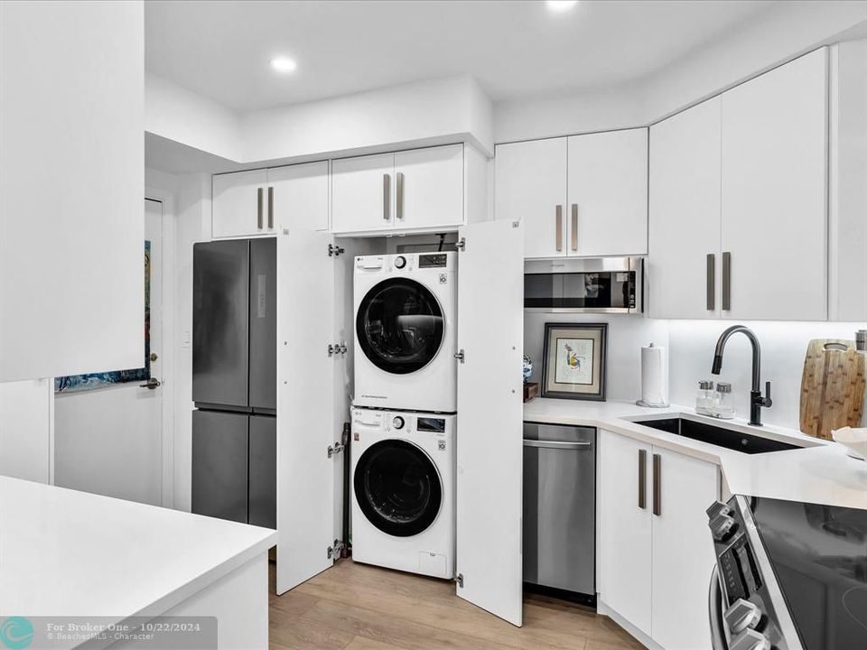 For Sale: $735,000 (1 beds, 1 baths, 910 Square Feet)