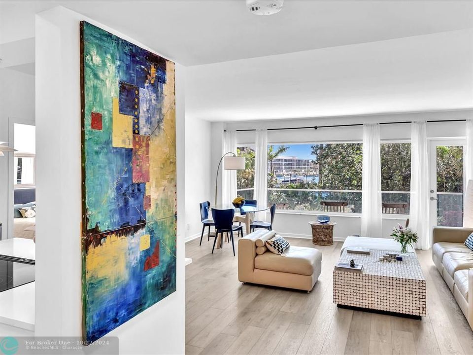 For Sale: $735,000 (1 beds, 1 baths, 910 Square Feet)