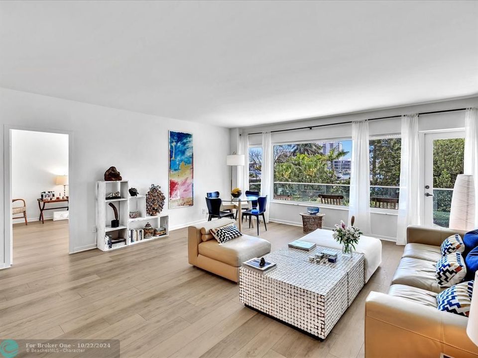 For Sale: $735,000 (1 beds, 1 baths, 910 Square Feet)