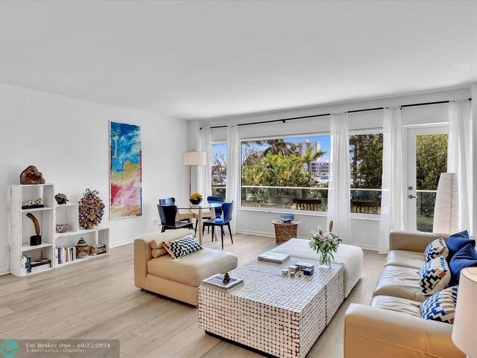 For Sale: $735,000 (1 beds, 1 baths, 910 Square Feet)