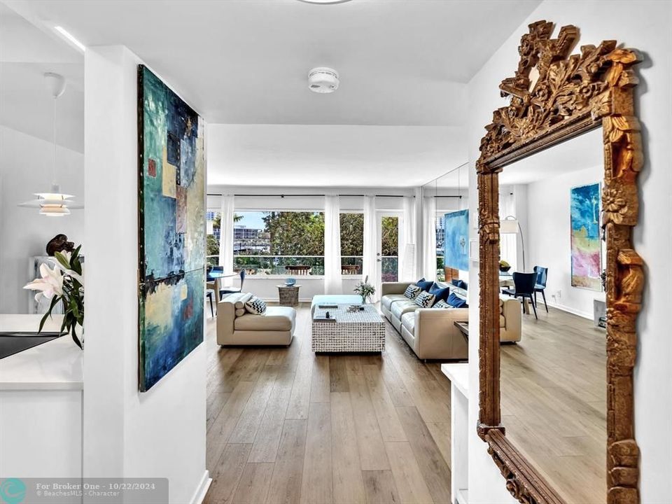 For Sale: $735,000 (1 beds, 1 baths, 910 Square Feet)