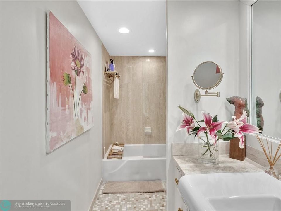 For Sale: $735,000 (1 beds, 1 baths, 910 Square Feet)