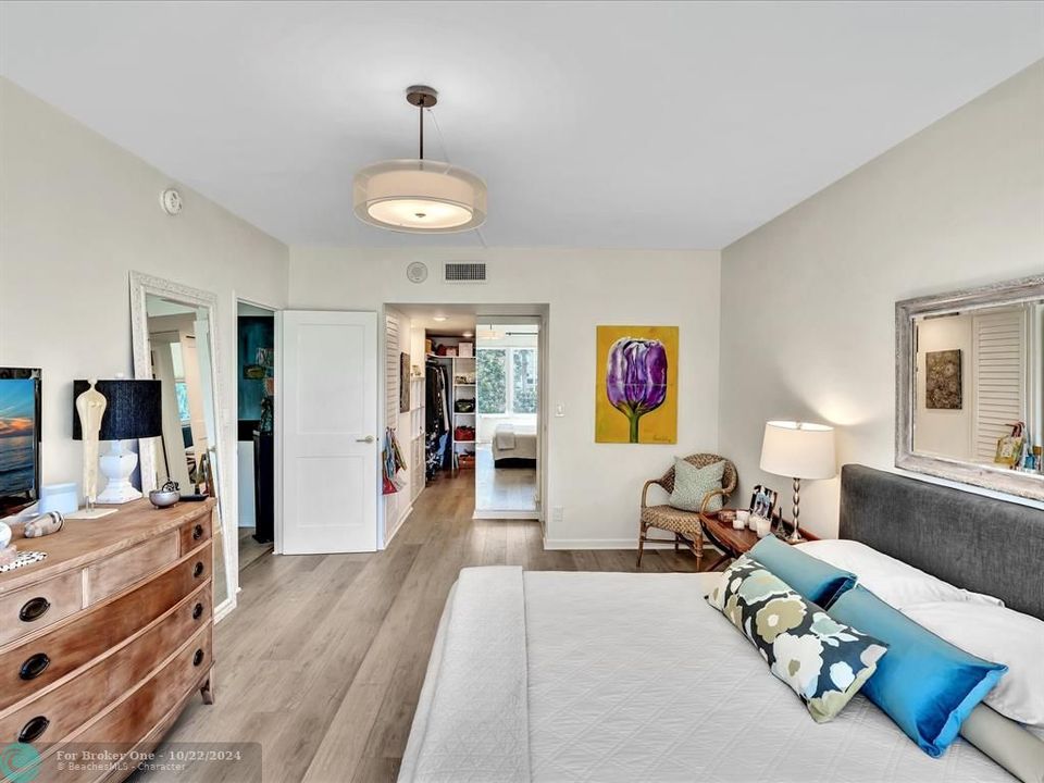 For Sale: $735,000 (1 beds, 1 baths, 910 Square Feet)