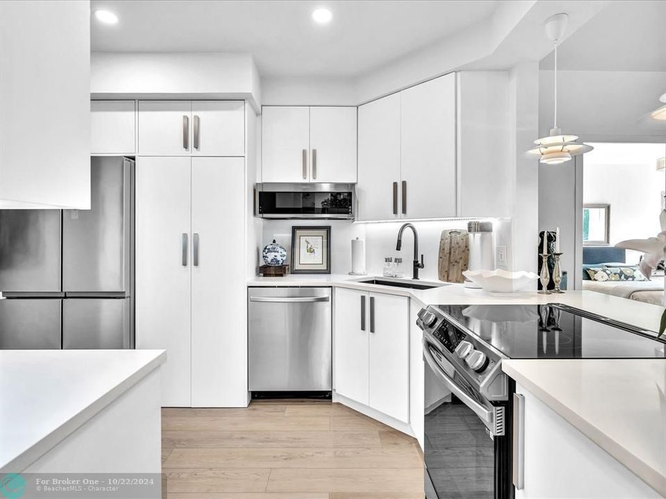 For Sale: $735,000 (1 beds, 1 baths, 910 Square Feet)