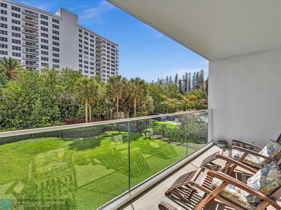 For Sale: $735,000 (1 beds, 1 baths, 910 Square Feet)