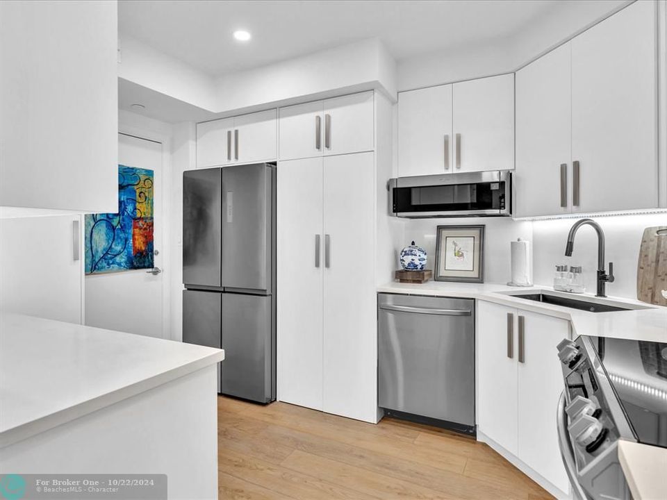 For Sale: $735,000 (1 beds, 1 baths, 910 Square Feet)