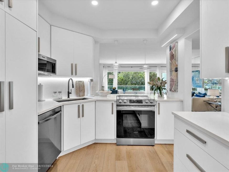 For Sale: $735,000 (1 beds, 1 baths, 910 Square Feet)