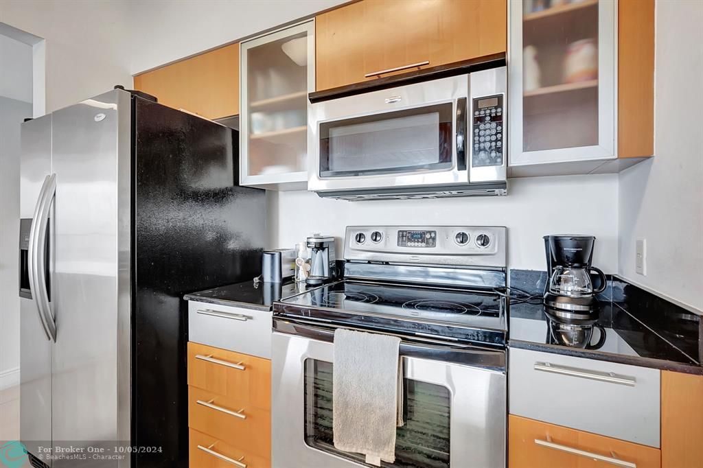 For Rent: $3,200 (1 beds, 1 baths, 821 Square Feet)