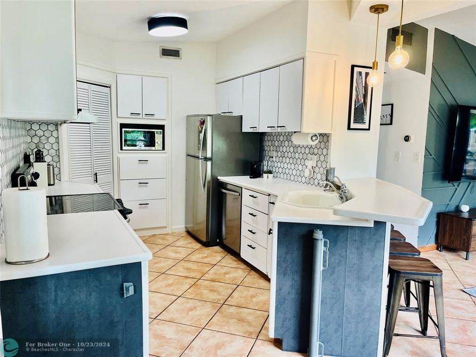 For Sale: $589,000 (2 beds, 1 baths, 1182 Square Feet)