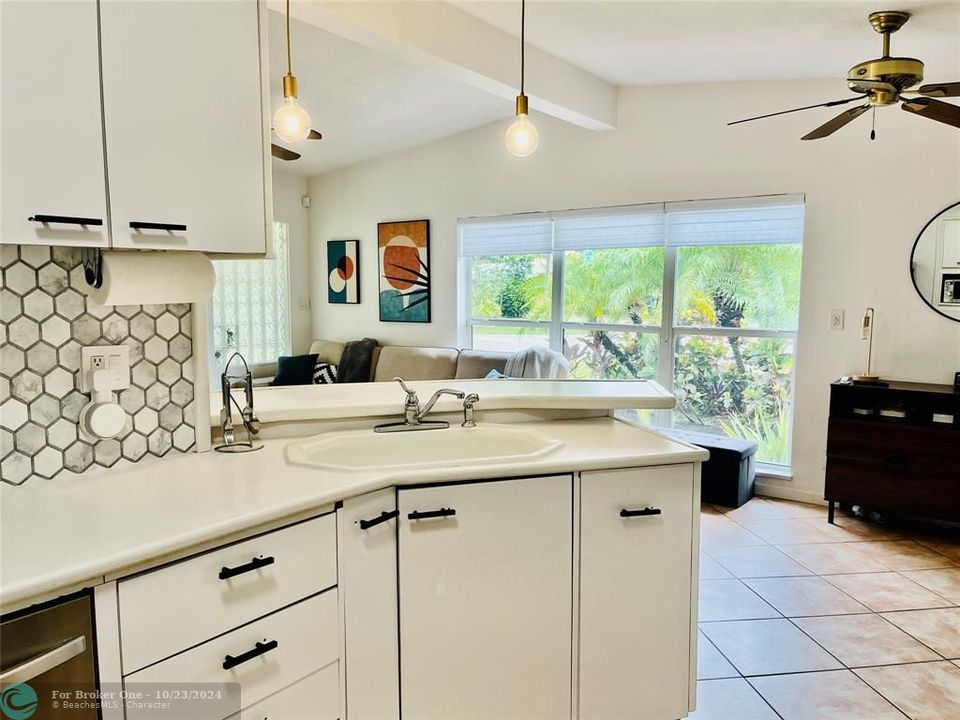 For Sale: $589,000 (2 beds, 1 baths, 1182 Square Feet)