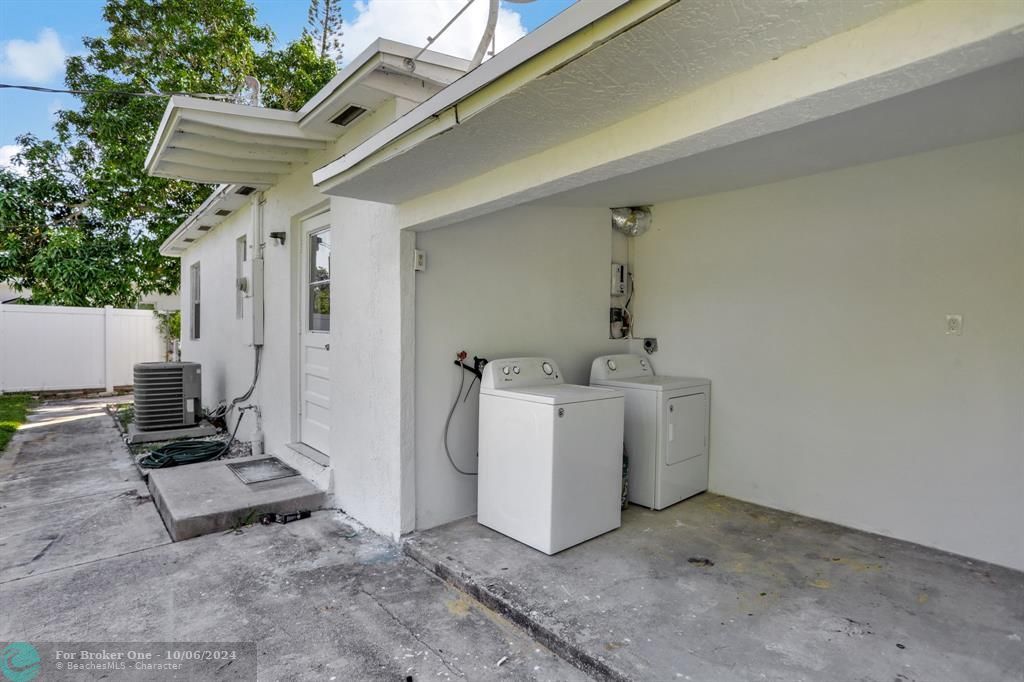 For Sale: $369,000 (3 beds, 1 baths, 817 Square Feet)