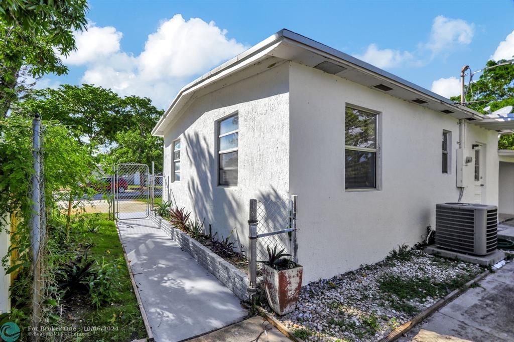 For Sale: $369,000 (3 beds, 1 baths, 817 Square Feet)