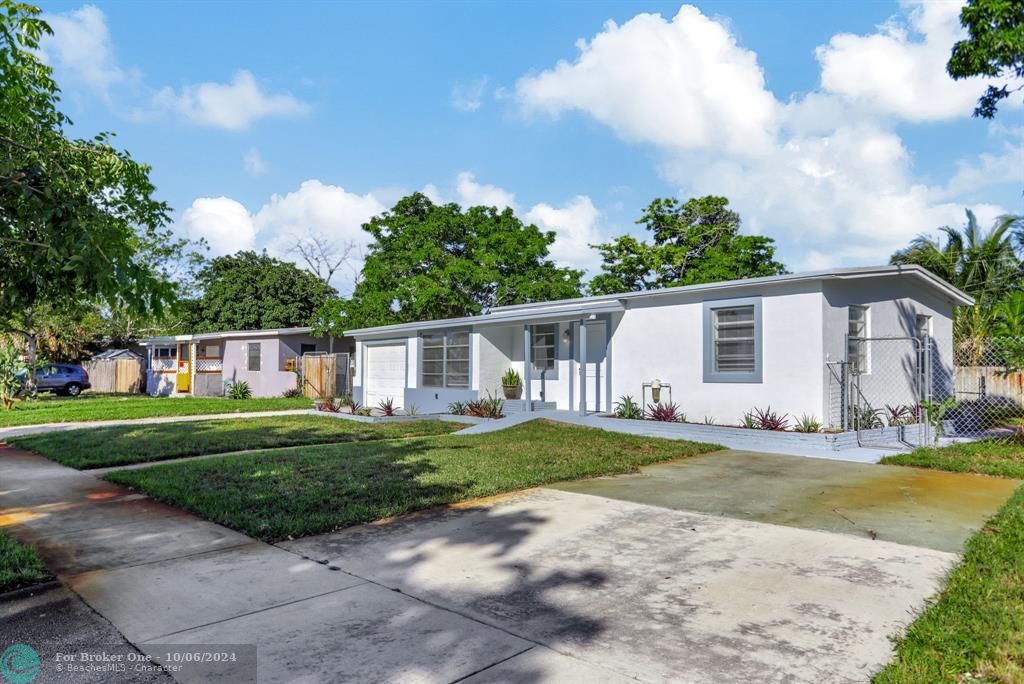 For Sale: $369,000 (3 beds, 1 baths, 817 Square Feet)